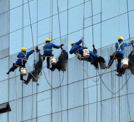 南京高空清洗-高空玻璃幕墙的清洗方法